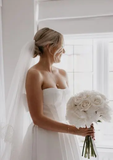 Rose and peony white wedding bouquet. Estelle Lace photography